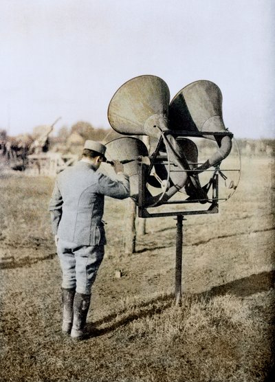 Soldado francés con un dispositivo de escucha acústica capaz de rastrear aviones, en preparación para artillería antiaérea, Francia, c.1916-18 de French Photographer
